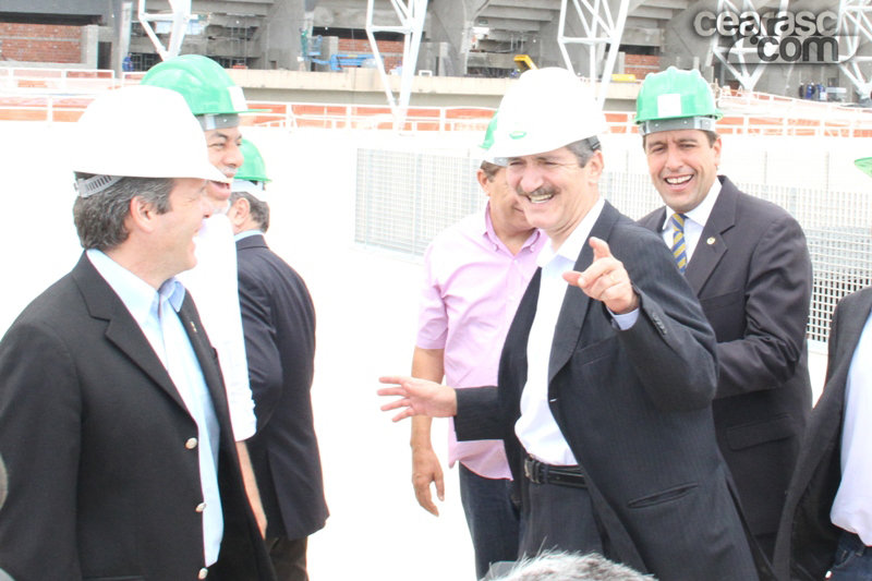 [23-04] Visitando obras no Castelão, Ministro Aldo Rebelo recebe camisa personalizada do Ceará - 4