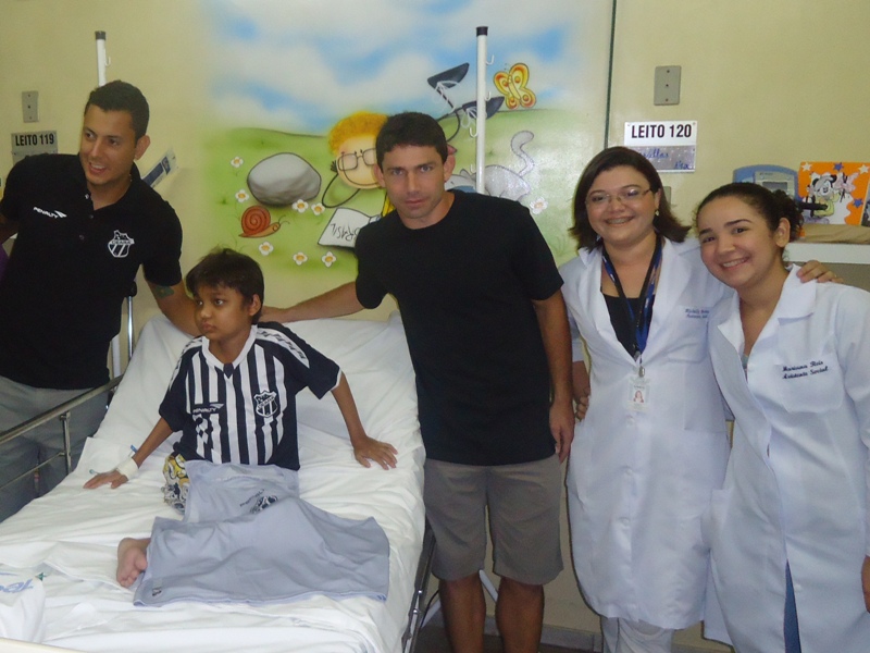 [15-06] Jovem torcedor recebe visita de jogadores do Vozão - 2