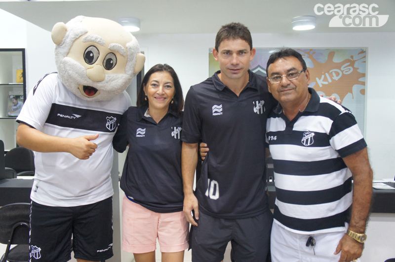 [20-07] Torcedores e o atacante Mota, adiquirem novo Manto Alvinegro - 2