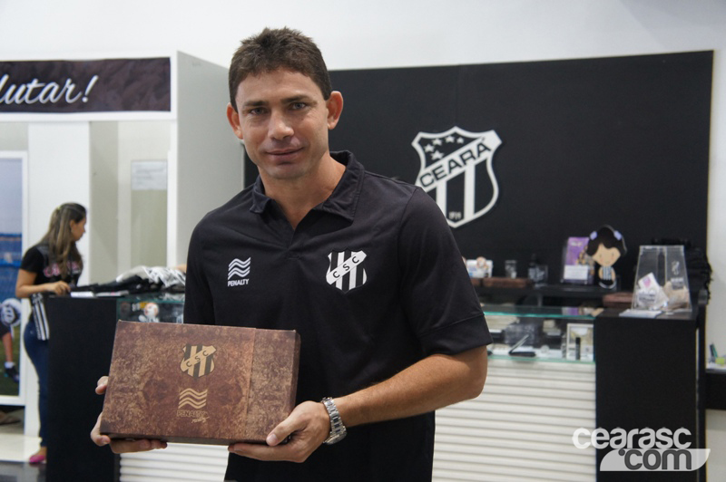 [20-07] Torcedores e o atacante Mota, adiquirem novo Manto Alvinegro - 8