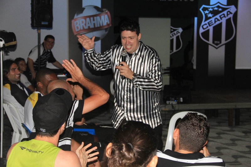 [10-11] Em show de Humor, Alex Nogueira alegra Concentração - 02 - 3