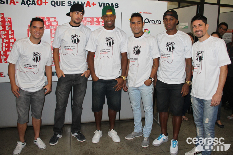 [22-05] Atletas participam de ação no Hemoce - 2