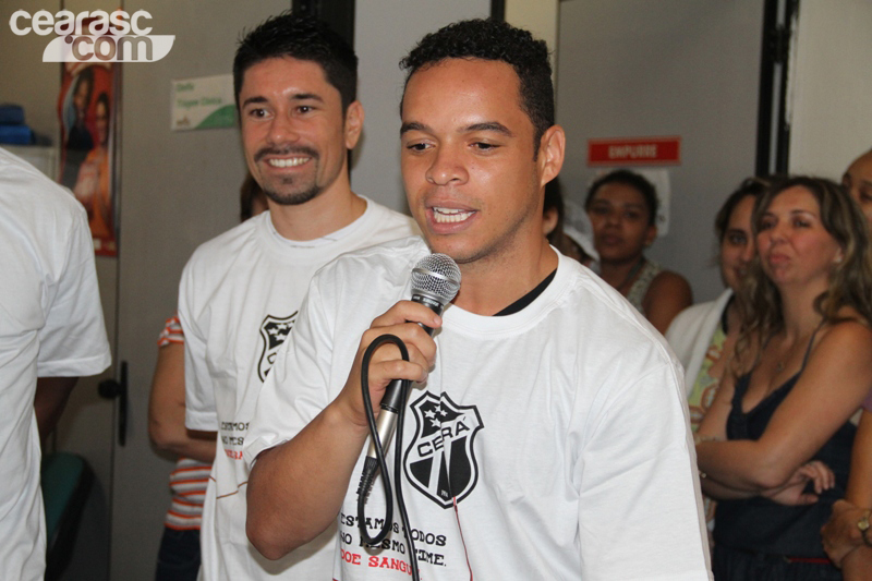 [22-05] Atletas participam de ação no Hemoce - 5