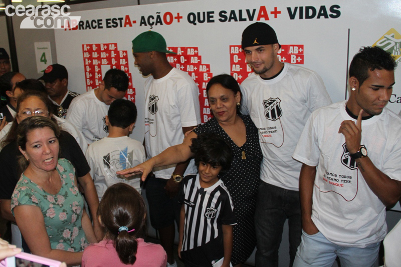 [22-05] Atletas participam de ação no Hemoce - 11