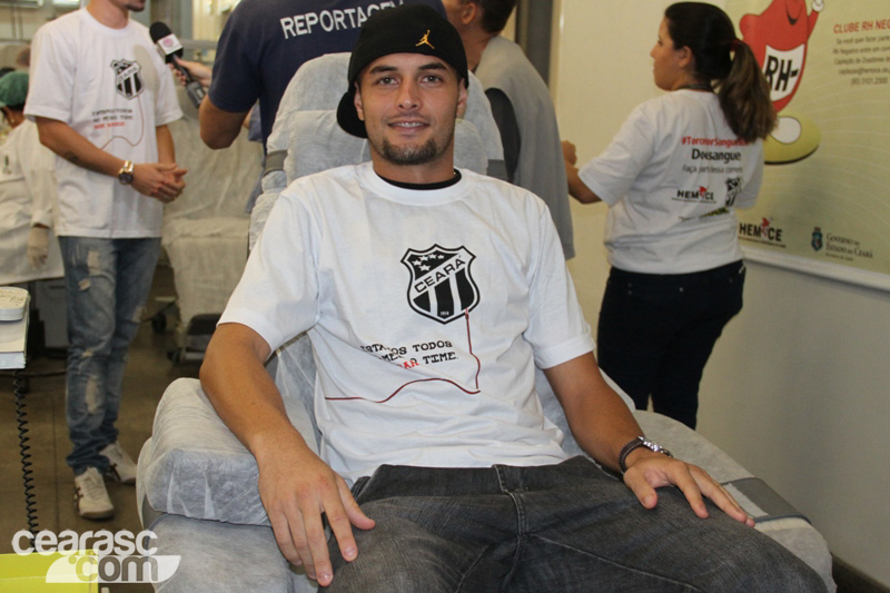 [22-05] Atletas participam de ação no Hemoce - 17