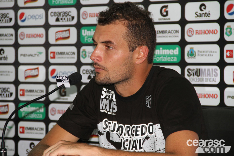 [28-03] Apresentação do Zagueiro Douglas - 1