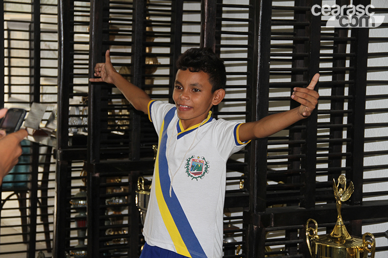 [02-10] - Alunos de Escola de Uruburetama visitam sede do Vozao - 6