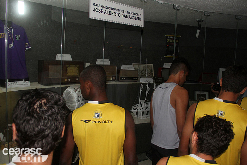 [06-01] Elenco do Ceará visita Centro Cultural - 5