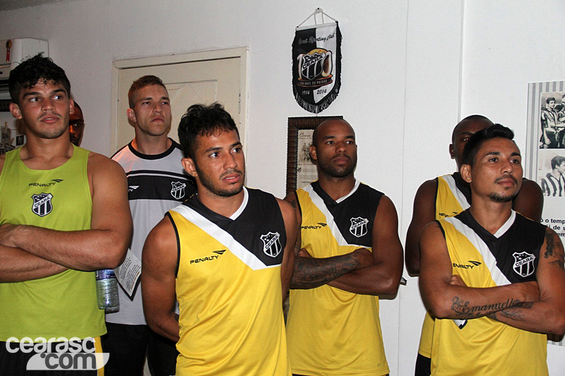 [06-01] Elenco do Ceará visita Centro Cultural - 7