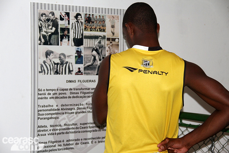 [06-01] Elenco do Ceará visita Centro Cultural - 14