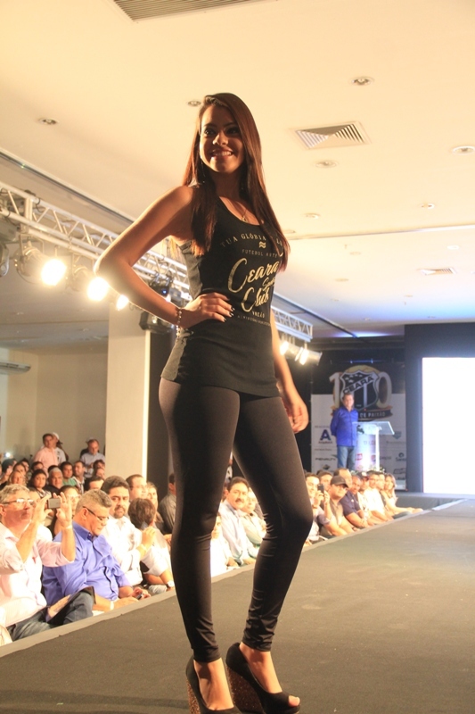 [30-01] Lançamento dos novos uniformes com Nicole Bahls - Desfile - 01 - 10