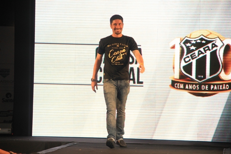 [30-01] Lançamento dos novos uniformes com Nicole Bahls - Desfile - 01 - 17