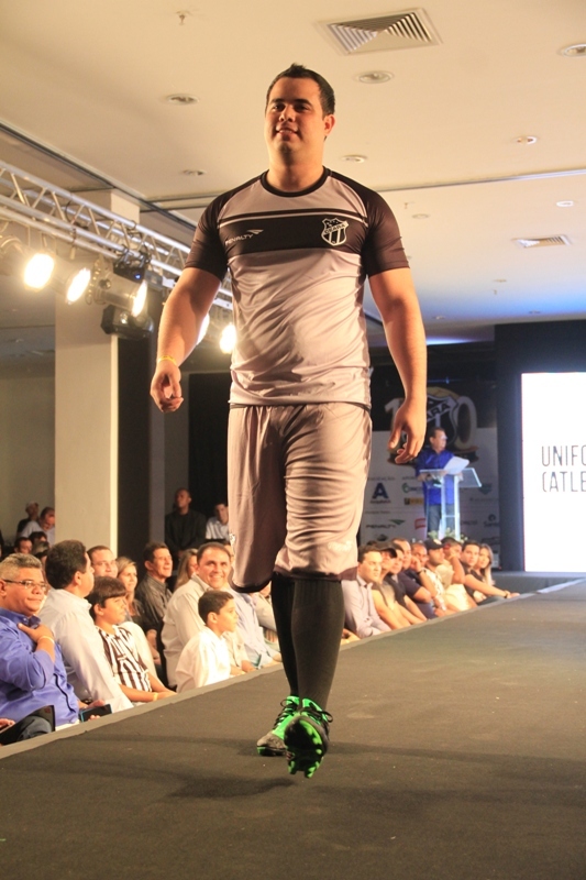 [30-01] Lançamento dos novos uniformes com Nicole Bahls - Desfile - 01 - 23