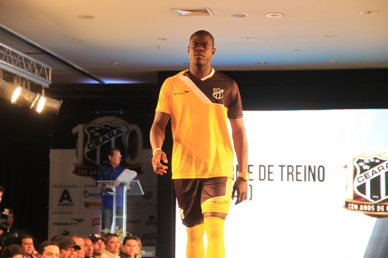 [30-01] Lançamento dos novos uniformes com Nicole Bahls - Desfile - 01 - 26