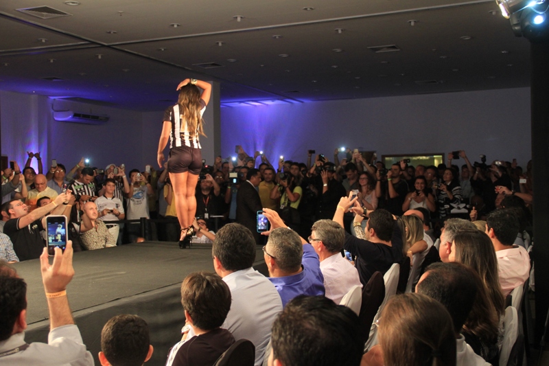 [30-01] Lançamento dos novos uniformes com Nicole Bahls - Desfile - 02 - 6