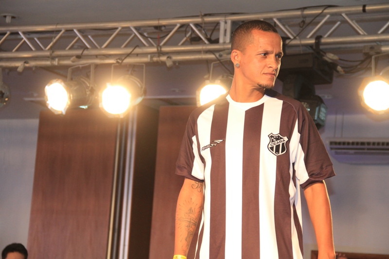 [30-01] Lançamento dos novos uniformes com Nicole Bahls - Desfile - 02 - 12