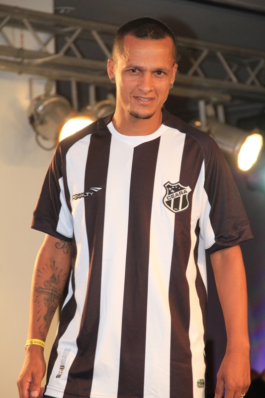 [30-01] Lançamento dos novos uniformes com Nicole Bahls - Desfile - 02 - 13