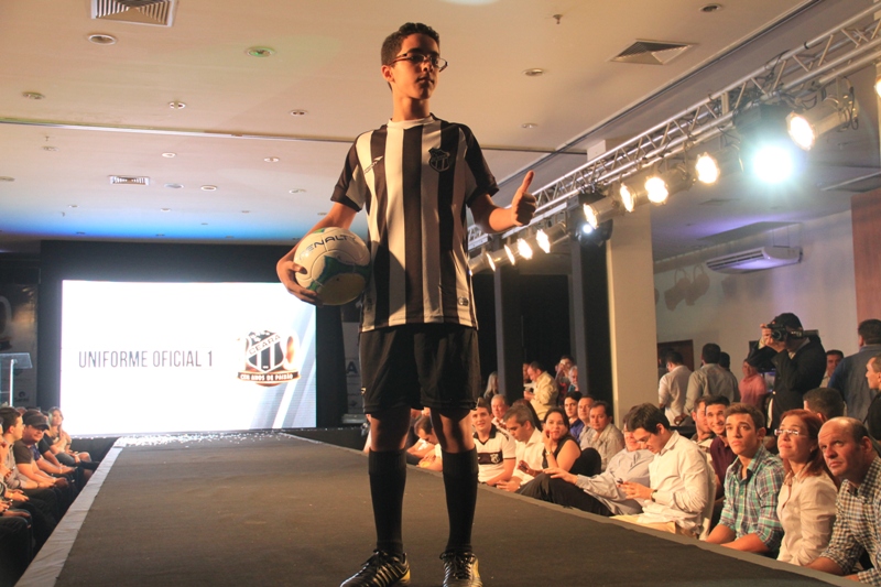 [30-01] Lançamento dos novos uniformes com Nicole Bahls - Desfile - 02 - 14