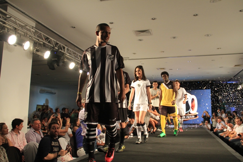 [30-01] Lançamento dos novos uniformes com Nicole Bahls - Desfile - 02 - 29