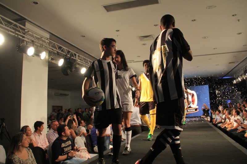 [30-01] Lançamento dos novos uniformes com Nicole Bahls - Desfile - 02 - 30