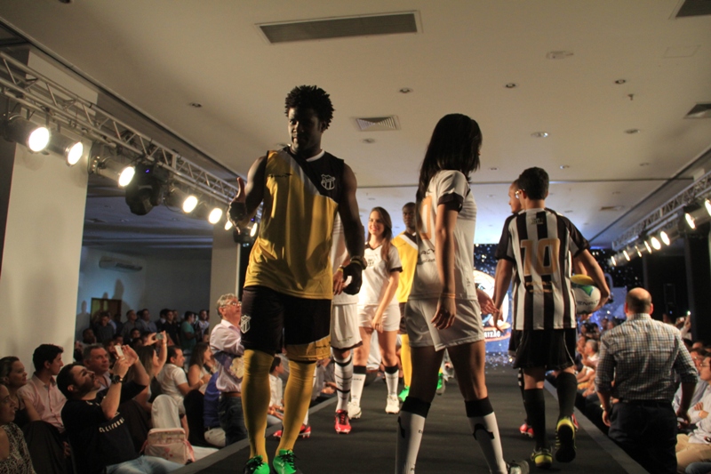 [30-01] Lançamento dos novos uniformes com Nicole Bahls - Desfile - 02 - 31