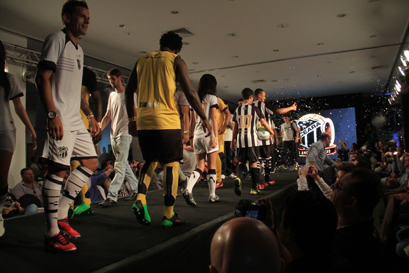 [30-01] Lançamento dos novos uniformes com Nicole Bahls - Desfile - 02 - 32