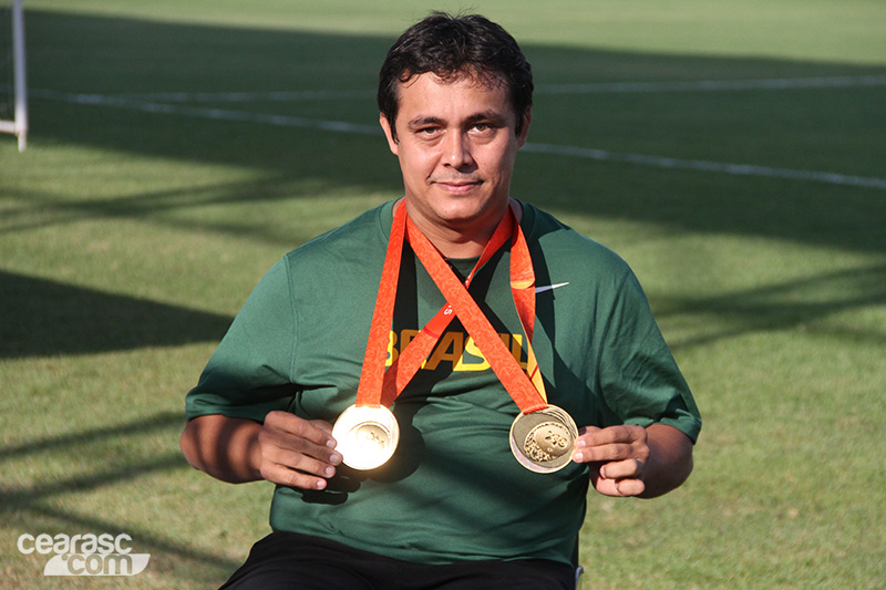 [22-08] Mesatenista David Freitas visita sede - 2