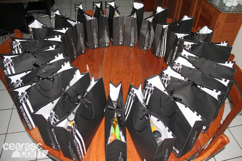 [13-04] Bí-O envia brindes para o elenco - 2