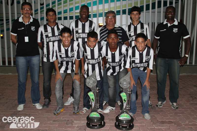 [31-07] Atletas da base exibem taças de campeão - 1