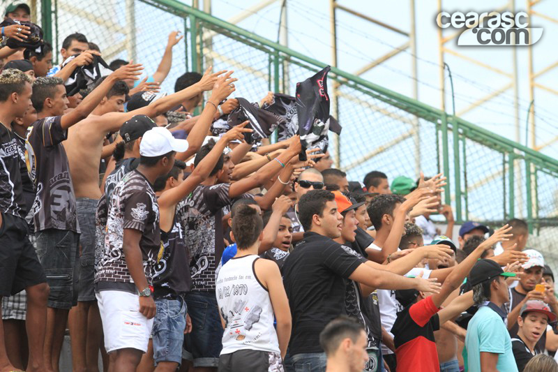 [06-01] Torcida comparece no Estádio Vovozão - 8