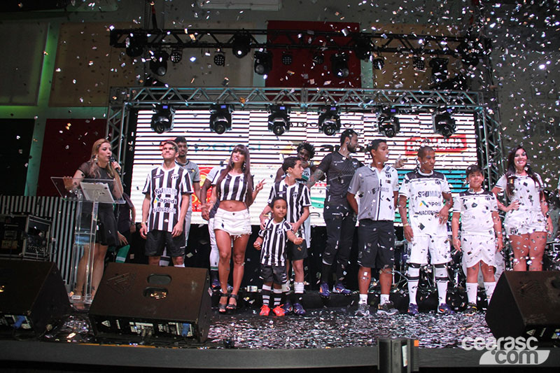 [26-02] Lançamento dos uniformes 2015 - Desfile - 45