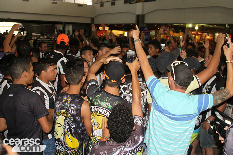 [29-10] Torcida apóia o time do embarque - 7
