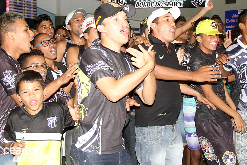 [29-10] Torcida apóia o time do embarque - 15
