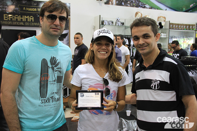 [09-11] Isabela Sousa visita loja oficial e é homenageada - 1