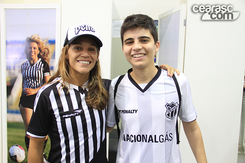 [09-11] Isabela Sousa visita loja oficial e é homenageada - 6