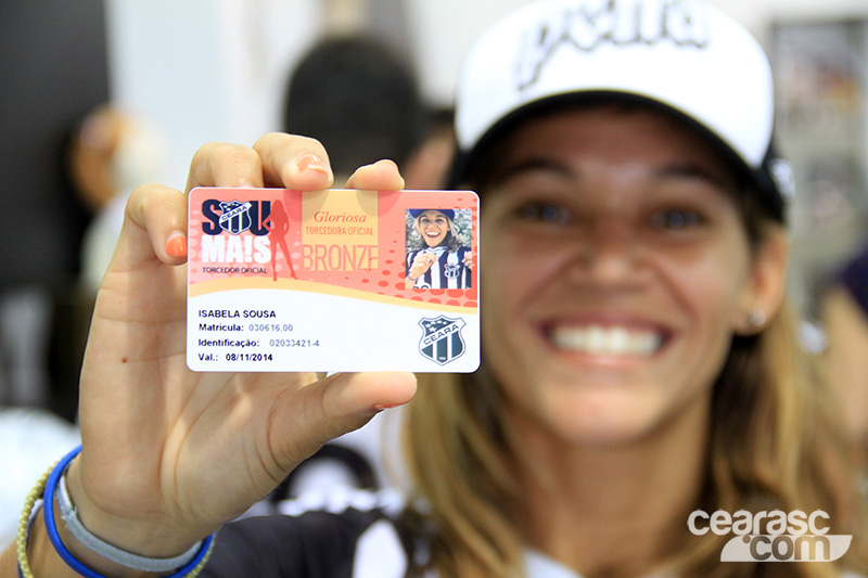 [09-11] Isabela Sousa visita loja oficial e é homenageada - 9