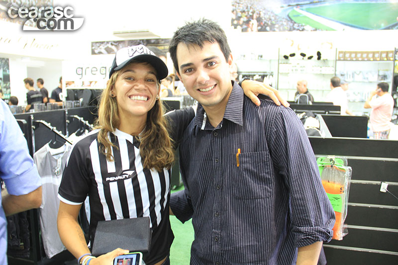 [09-11] Isabela Sousa visita loja oficial e é homenageada - 10