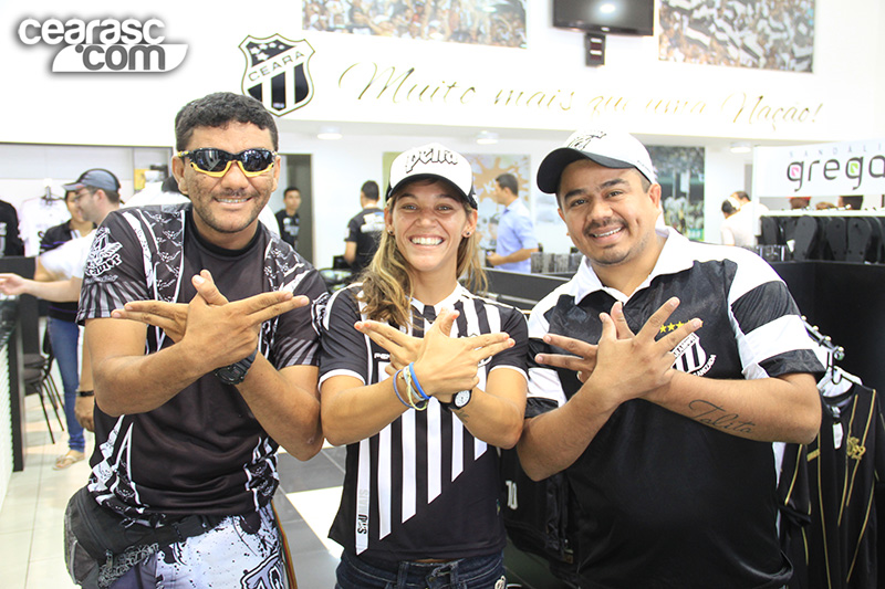 [09-11] Isabela Sousa visita loja oficial e é homenageada - 12