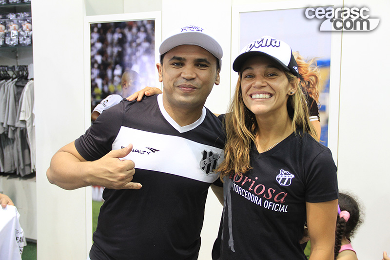 [09-11] Isabela Sousa visita loja oficial e é homenageada - 19