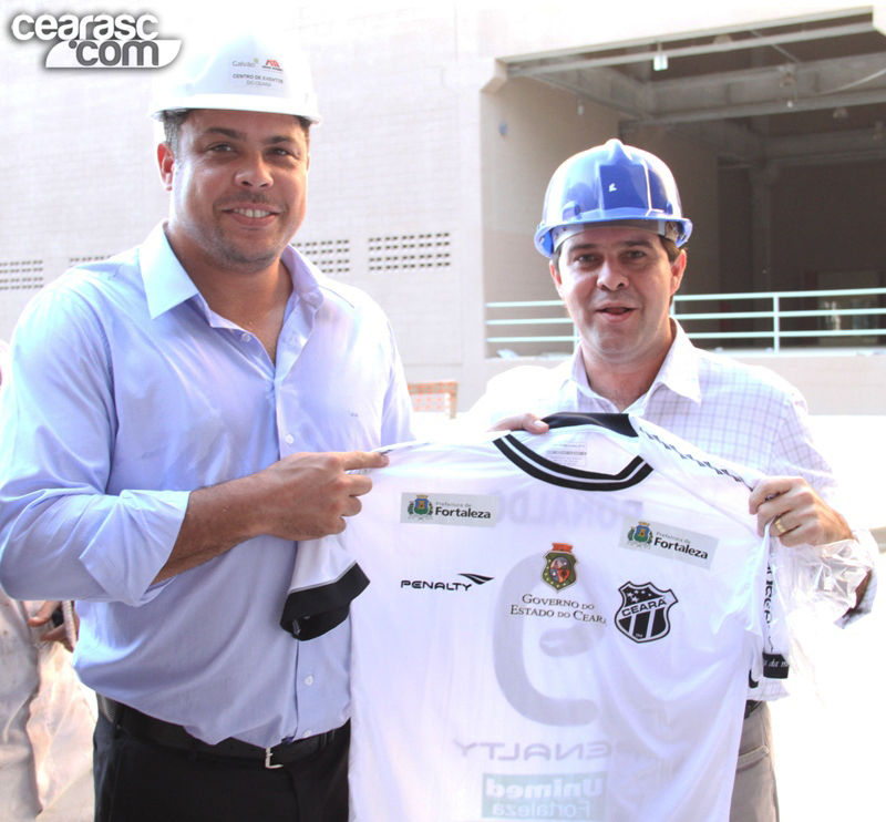 [25-05] Ronaldo recebe camisa do Ceará - 3