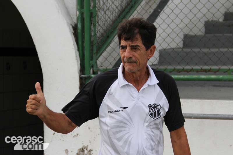 [02-01] Torcedor apoia durante reapresentação - 3