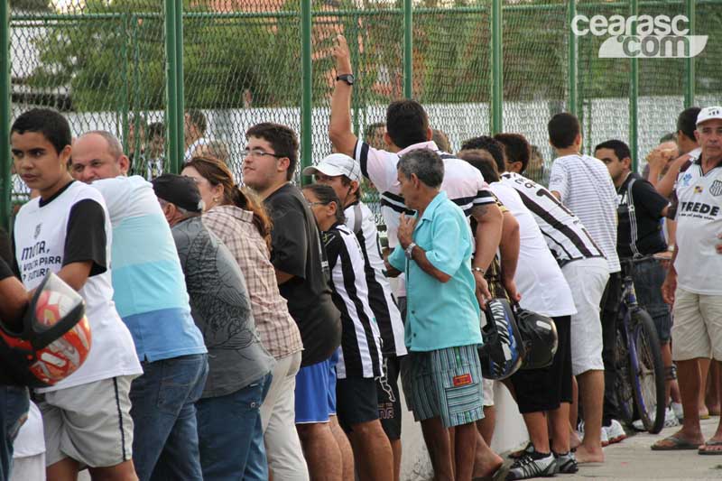 [02-01] Torcedor apoia durante reapresentação - 4