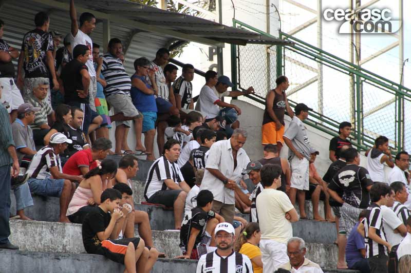 [02-01] Torcedor apoia durante reapresentação - 5