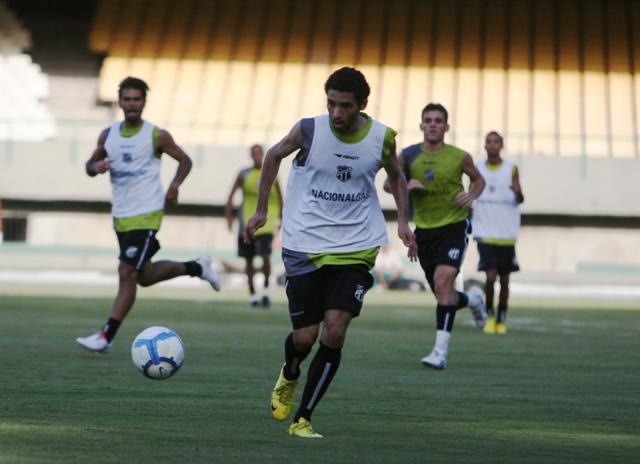 Elenco alvinegro treina no Castelão - 6