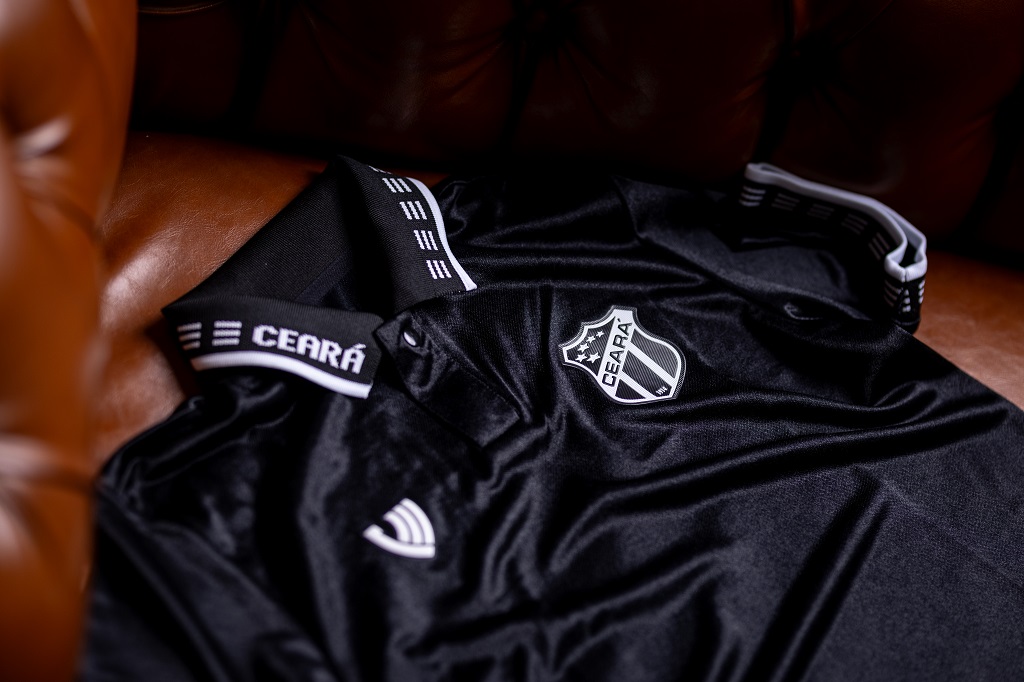Com releitura de camisa da temporada 1996, Ceará lança o seu terceiro uniforme para este ano