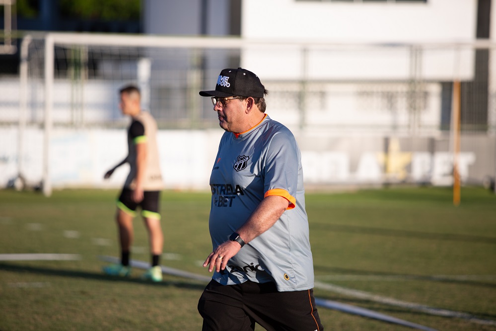 Guto Ferreira comanda primeiro treino visando o jogo contra o Botafogo/SP