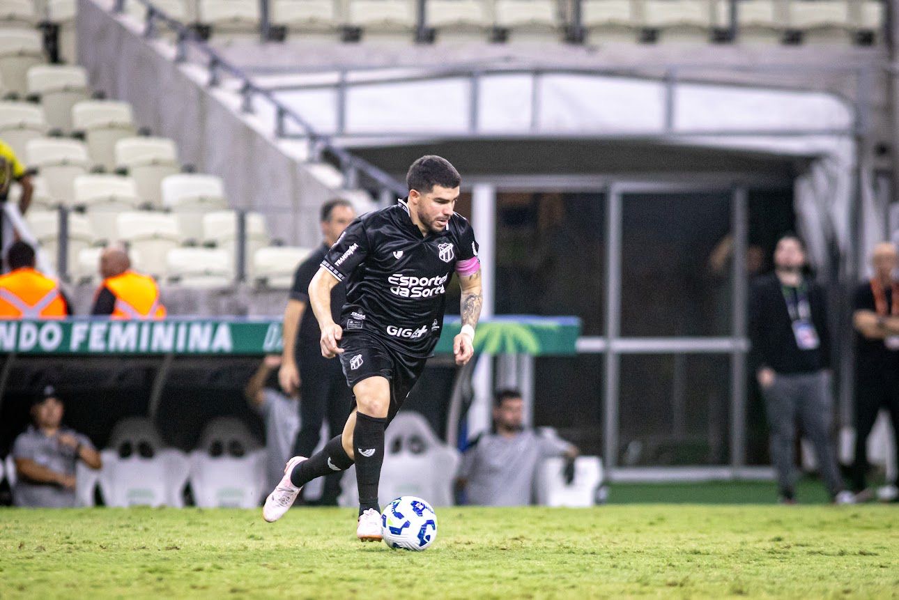 Richardson celebra os 300 jogos vestindo a camisa do Ceará em uma trajetória de identidade com o Mais Querido