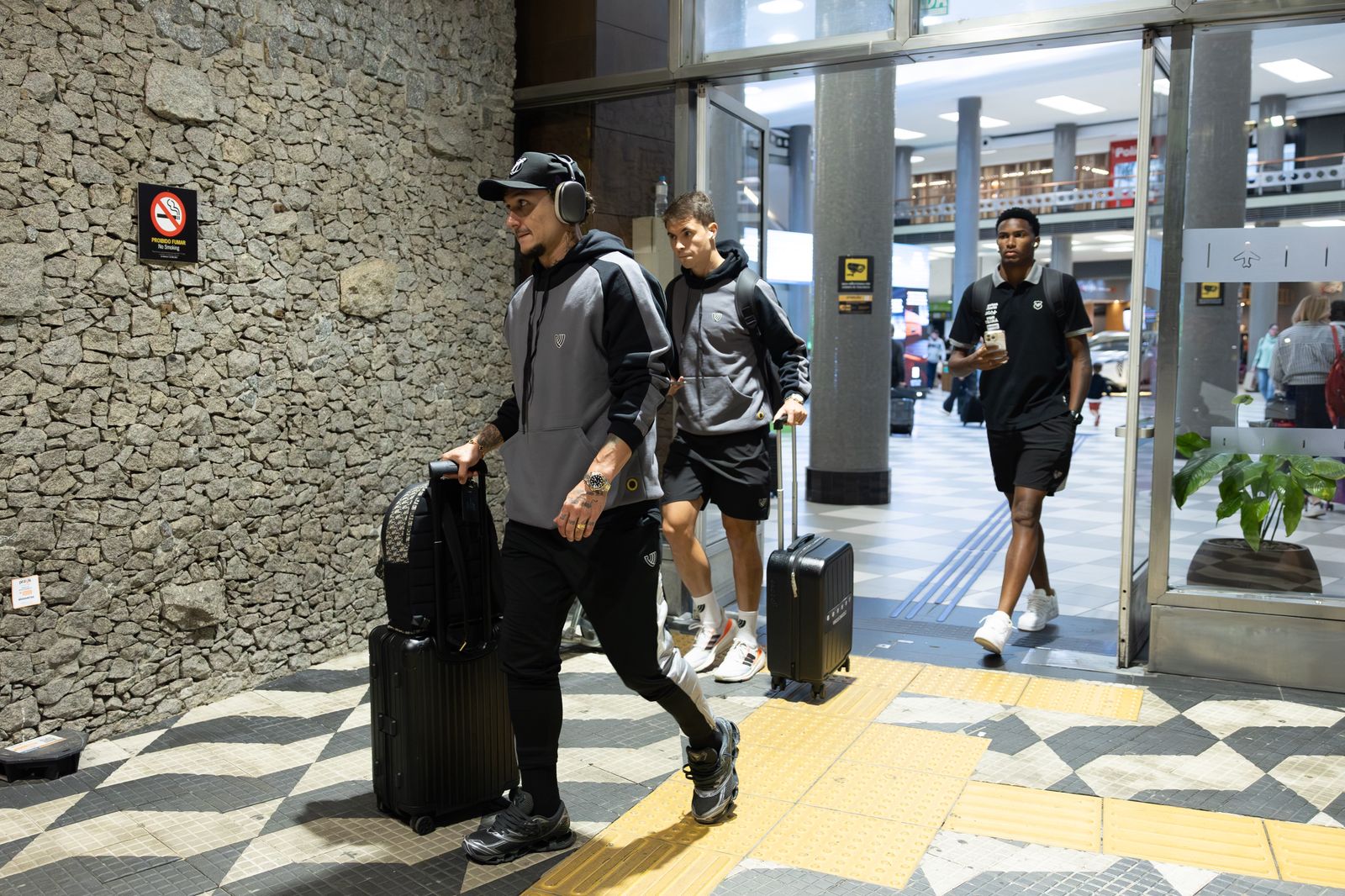 Elenco alvinegro desembarca na capital paulista para enfrentar o São Paulo