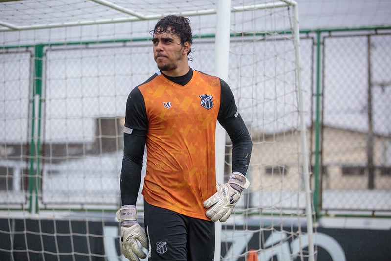 Sob forte chuva, elenco realiza quarto trabalho da semana em Porangabuçu