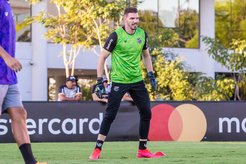 Na véspera da decisão com o Independiente, João Ricardo projeta confronto e cita o sonho de jogar partidas assim